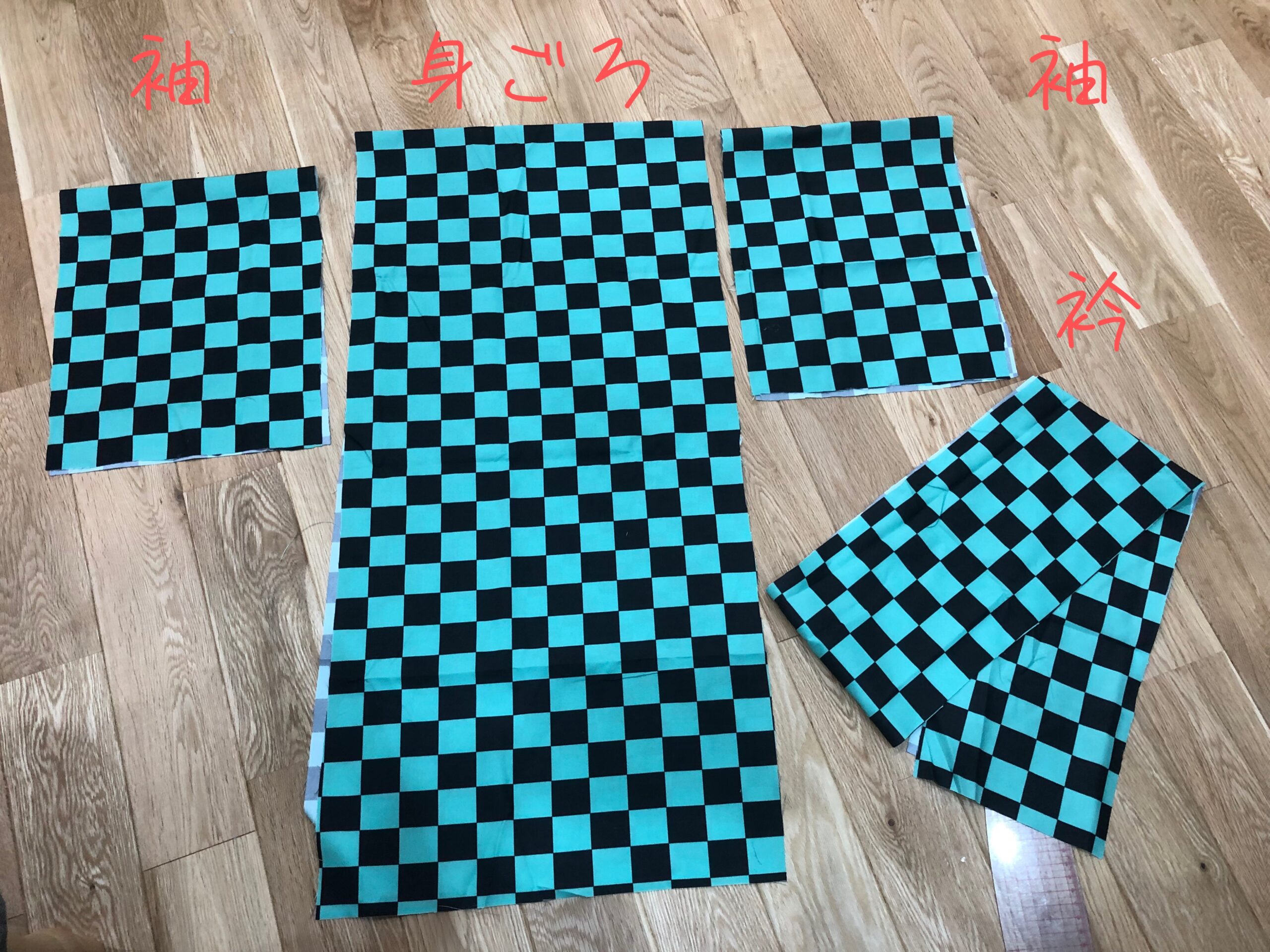 布を裁断する様子